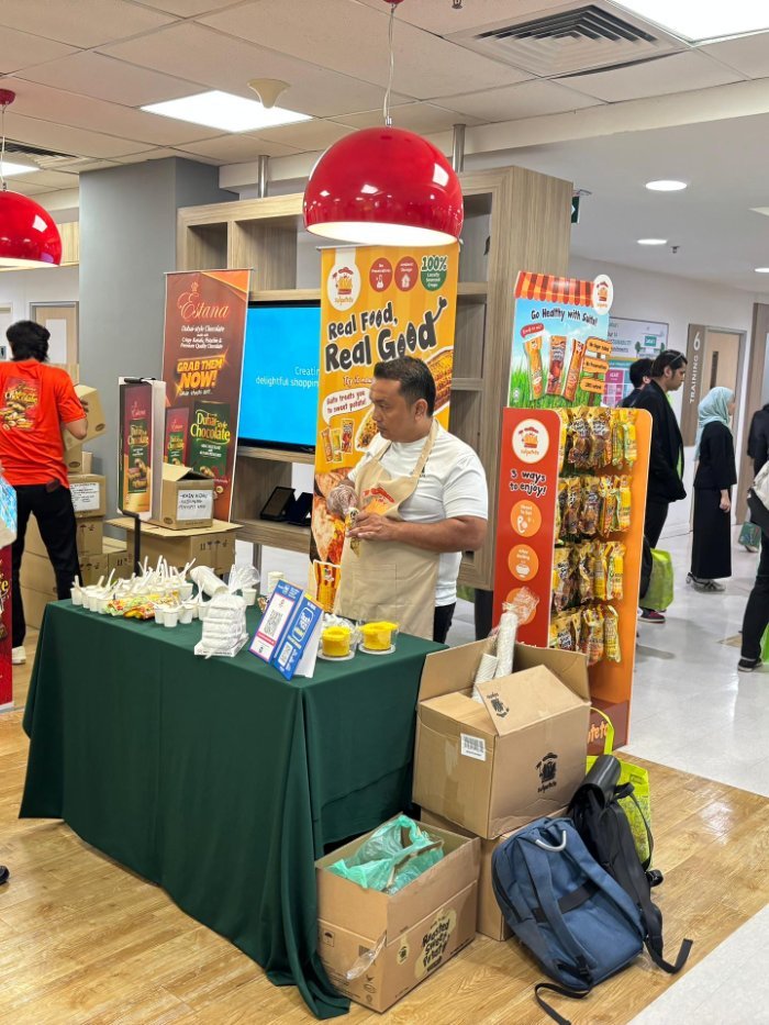 431ca9ce-54c2-411a-86c6-5cefe47e8d15_700x933